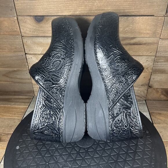 Clarks Womens Size 5.5-6 XP20 Black Embossed Tooled Leather Clog Comfort Shoes - Picture 8 of 10